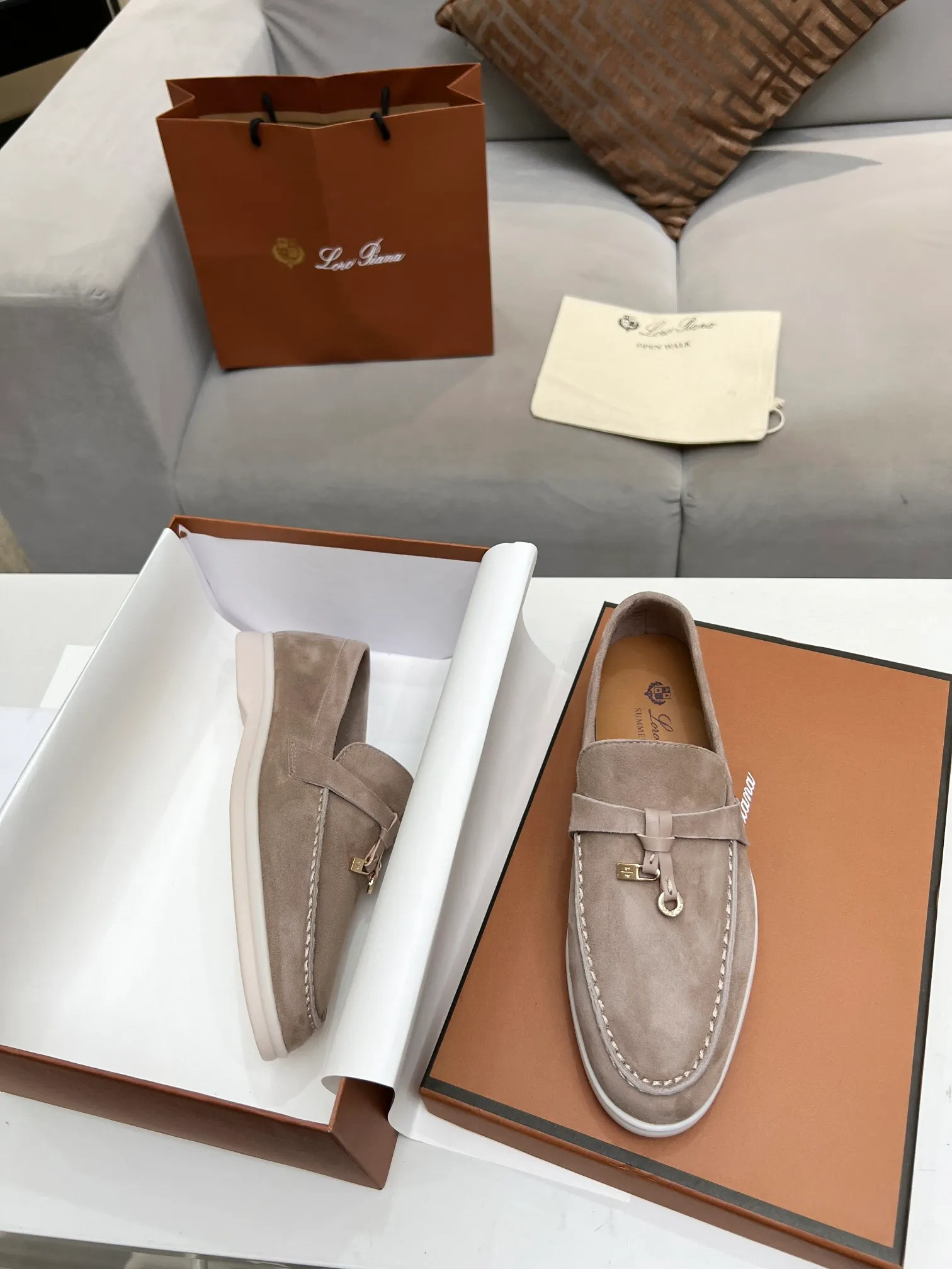 👟👟Ex-factory price 480👟👟 【Loro Piana】Italian top cashmere is fashionable and classic, and the leather is also practical and still of the highest quality on the Internet. Developed from the original board, the upper is made of Yangjing silk and is smooth. Leather lining, wear-resistant high-elastic beef tendon bottom. Size: 35-42, (men’s +10)